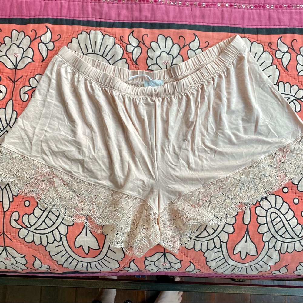 Hanro Noelia Intimate Sleep Shorts and Chemise Set - Picture 14 of 16